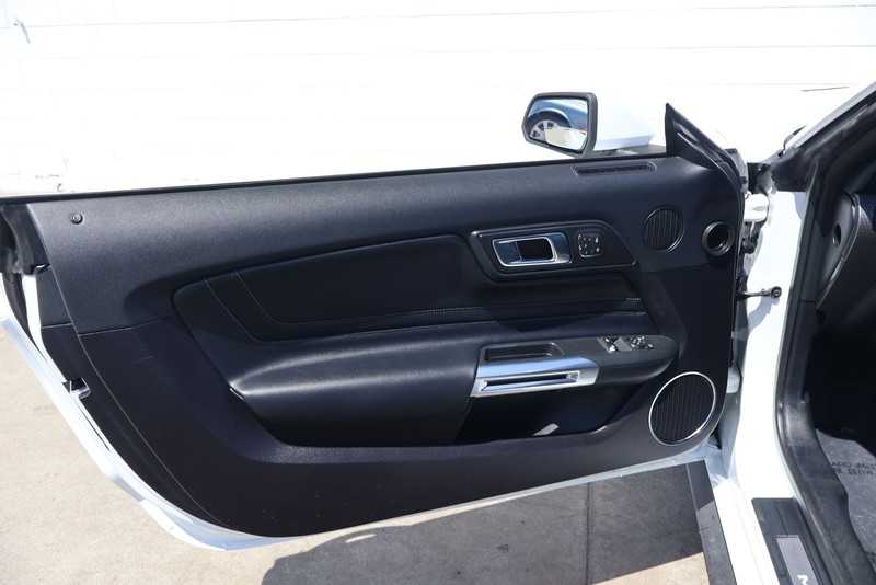 Ford Mustang Vehicle Full-screen Gallery Image 14