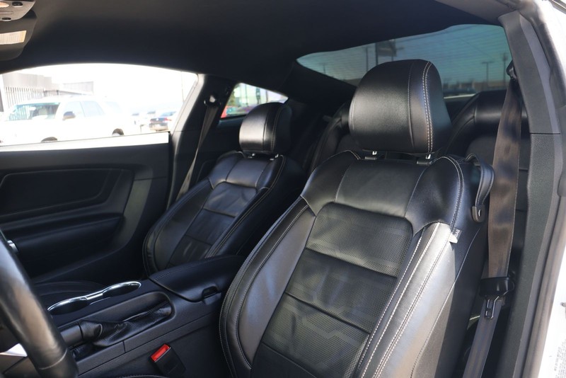 Ford Mustang Vehicle Full-screen Gallery Image 16