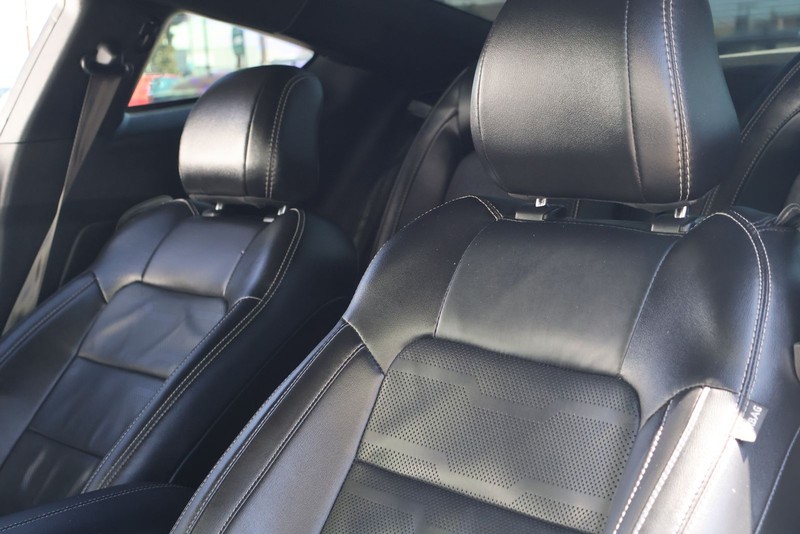 Ford Mustang Vehicle Full-screen Gallery Image 17