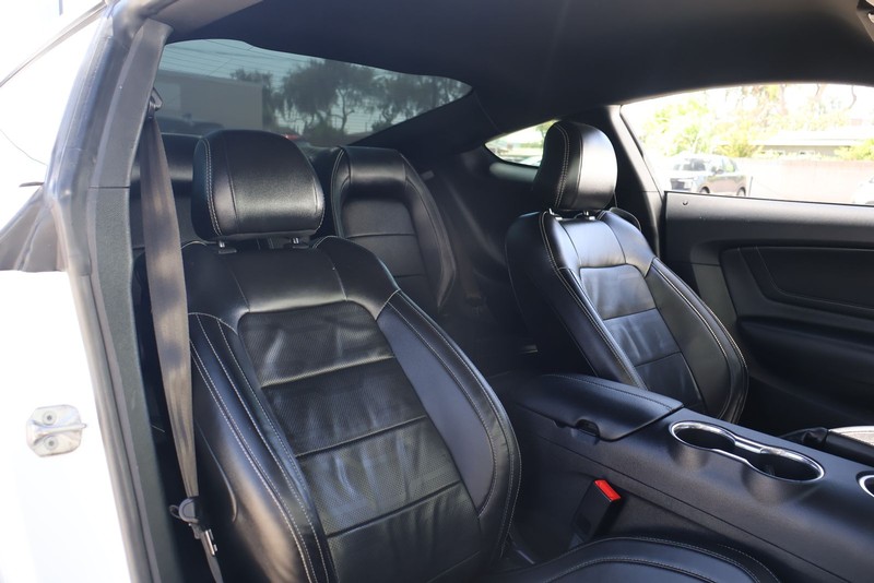 Ford Mustang Vehicle Full-screen Gallery Image 19