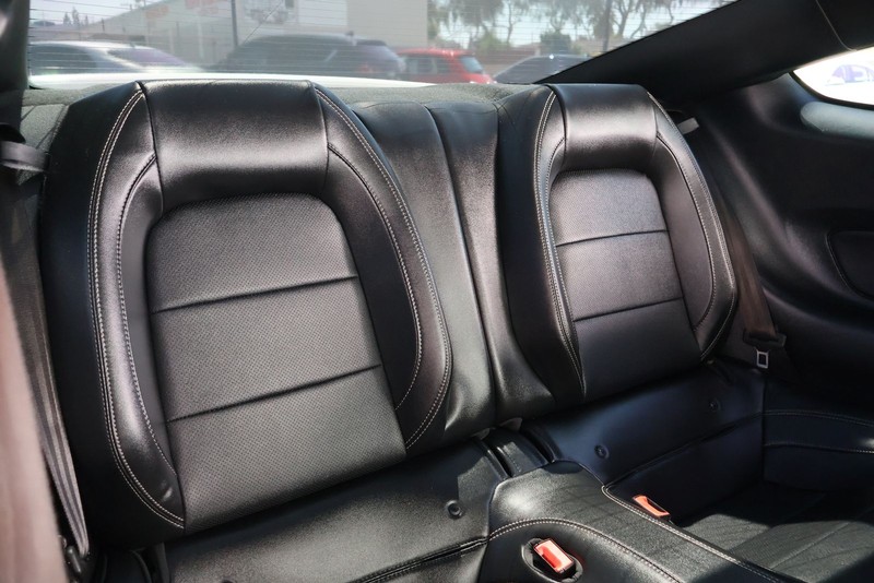 Ford Mustang Vehicle Full-screen Gallery Image 20