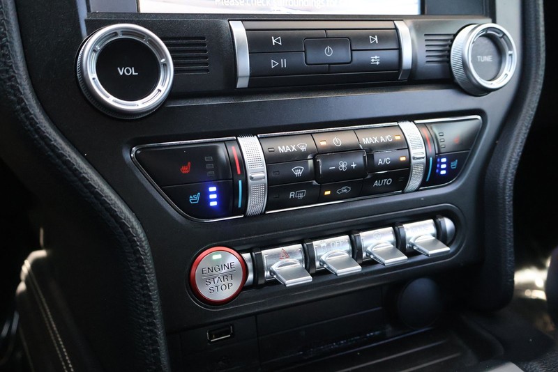 Ford Mustang Vehicle Full-screen Gallery Image 28
