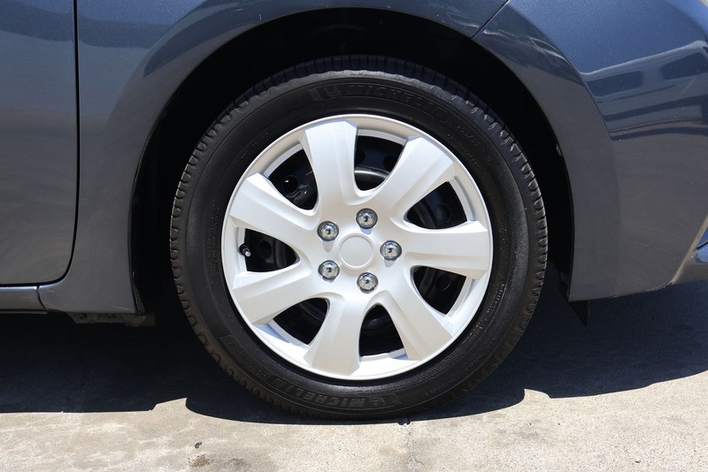 Toyota Corolla Vehicle Full-screen Gallery Image 13