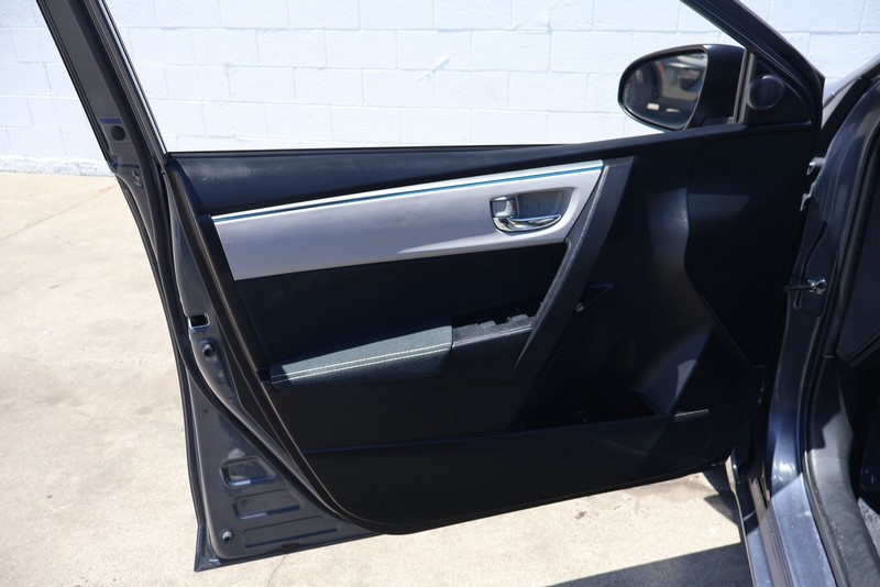 Toyota Corolla Vehicle Full-screen Gallery Image 14