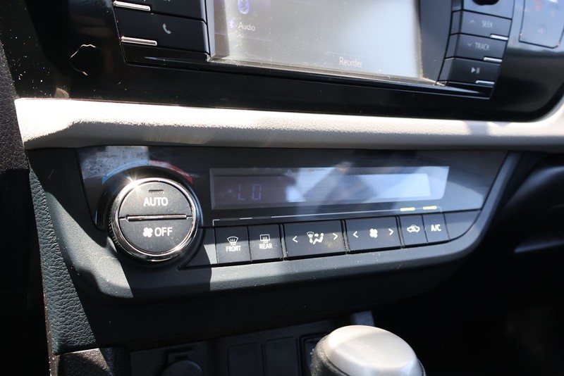 Toyota Corolla Vehicle Full-screen Gallery Image 29