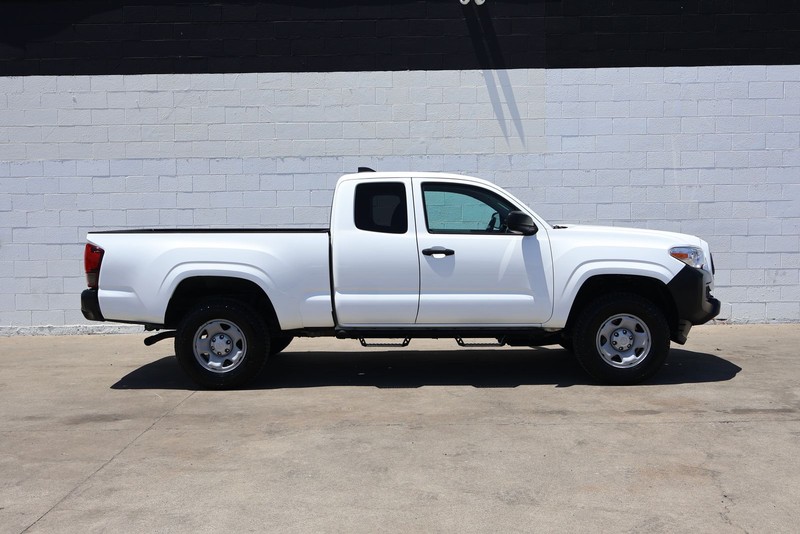 Toyota Tacoma 4WD Vehicle Full-screen Gallery Image 01
