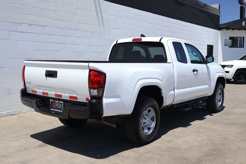Toyota Tacoma 4WD Vehicle Full-screen Gallery Image 05