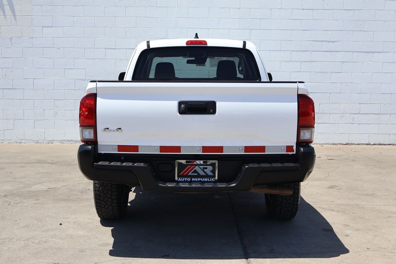 Toyota Tacoma 4WD Vehicle Full-screen Gallery Image 06