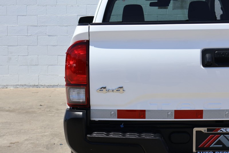 Toyota Tacoma 4WD Vehicle Full-screen Gallery Image 07
