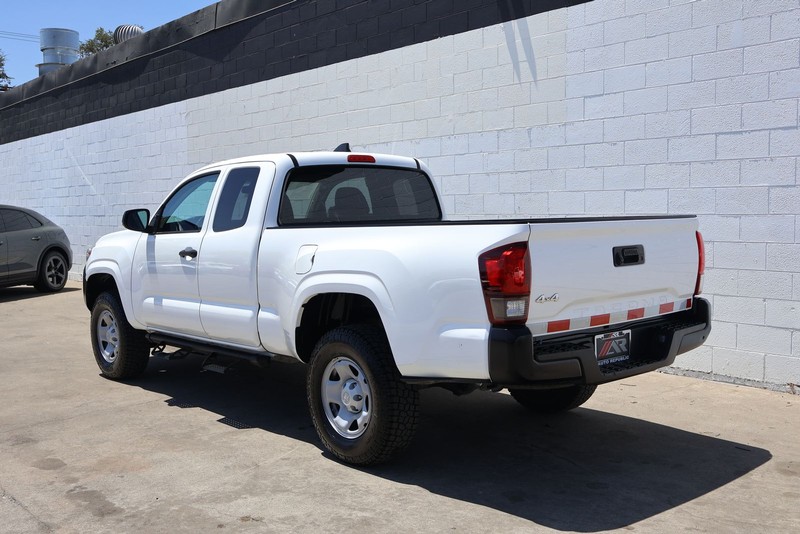 Toyota Tacoma 4WD Vehicle Full-screen Gallery Image 09
