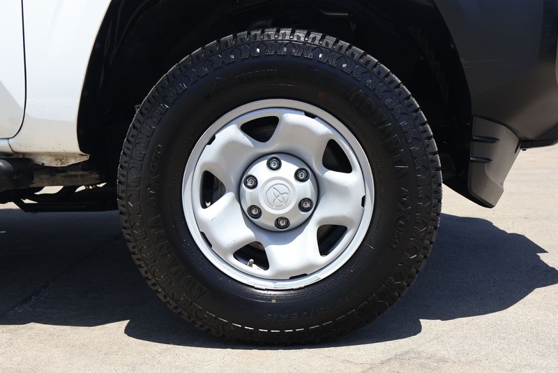 Toyota Tacoma 4WD Vehicle Full-screen Gallery Image 13