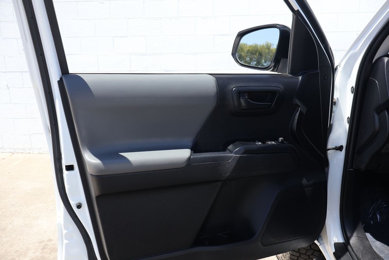 Toyota Tacoma 4WD Vehicle Full-screen Gallery Image 14