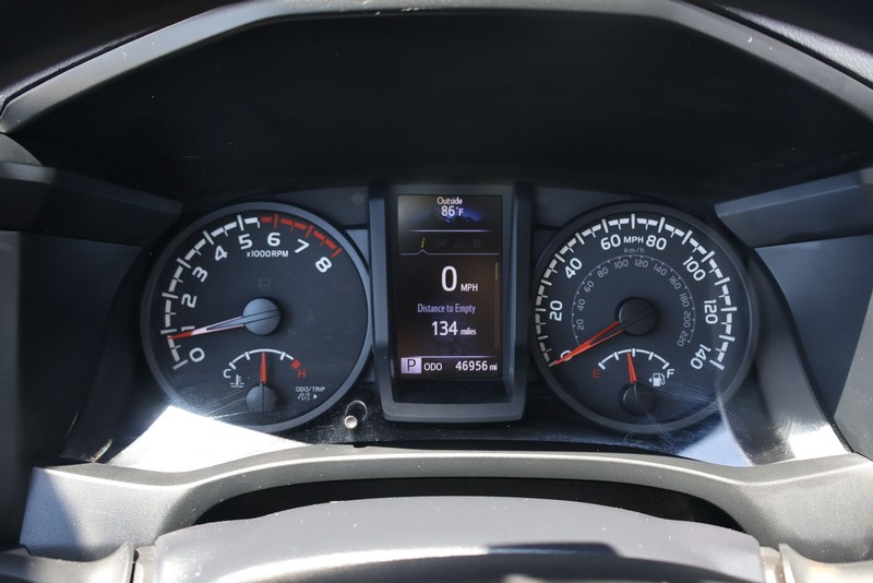Toyota Tacoma 4WD Vehicle Full-screen Gallery Image 22
