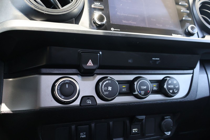 Toyota Tacoma 4WD Vehicle Full-screen Gallery Image 29