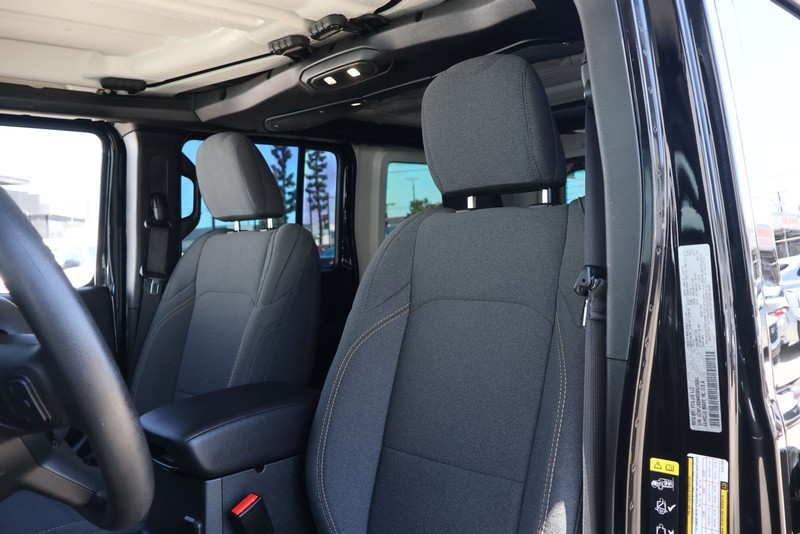 Jeep Wrangler Vehicle Full-screen Gallery Image 16