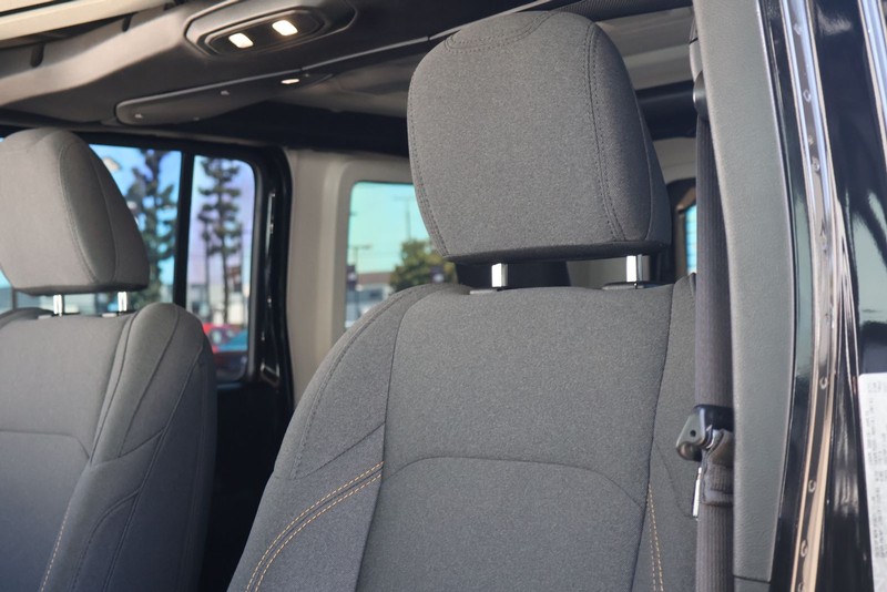 Jeep Wrangler Vehicle Full-screen Gallery Image 17