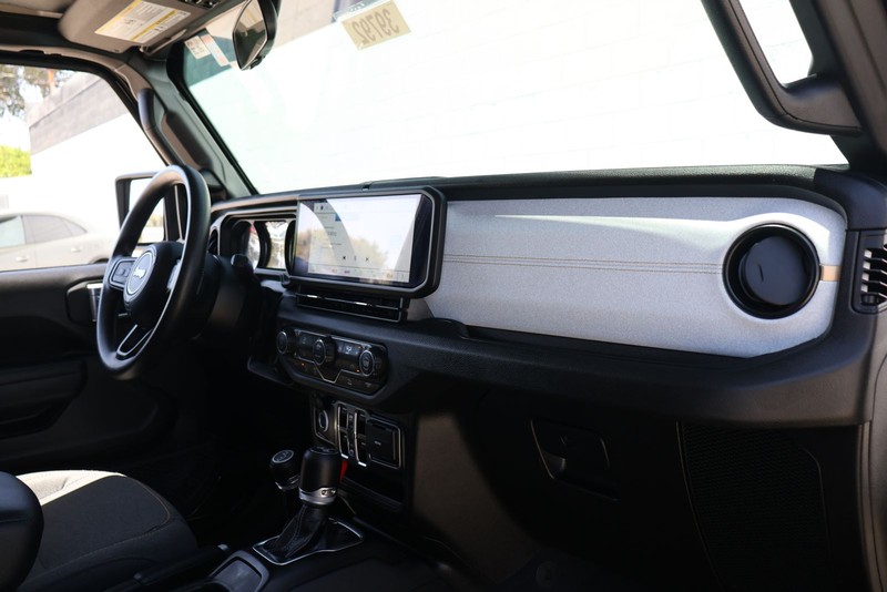 Jeep Wrangler Vehicle Full-screen Gallery Image 18