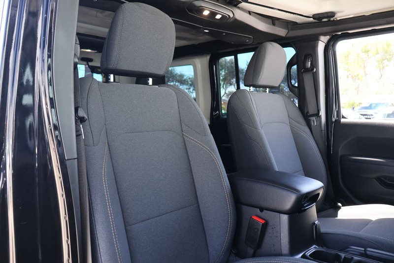 Jeep Wrangler Vehicle Full-screen Gallery Image 19