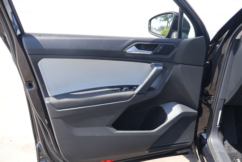 Volkswagen Tiguan Vehicle Full-screen Gallery Image 14