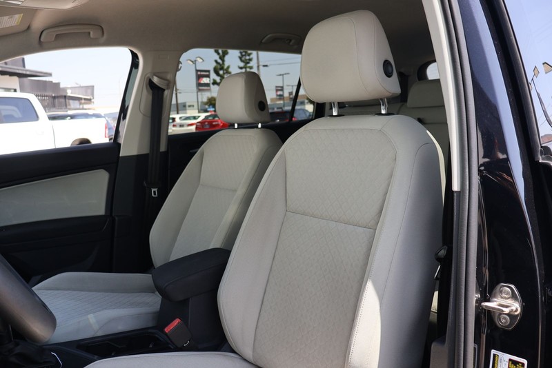 Volkswagen Tiguan Vehicle Full-screen Gallery Image 16