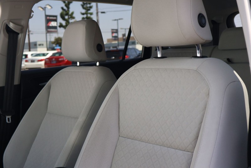 Volkswagen Tiguan Vehicle Full-screen Gallery Image 17