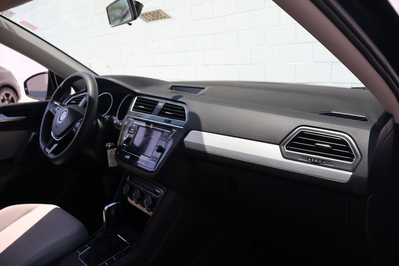 Volkswagen Tiguan Vehicle Full-screen Gallery Image 18