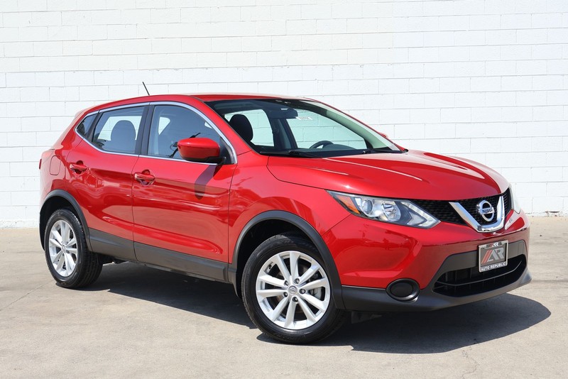 Nissan Rogue Sport Vehicle Full-screen Gallery Image 01