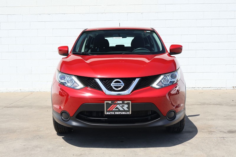 Nissan Rogue Sport Vehicle Full-screen Gallery Image 02