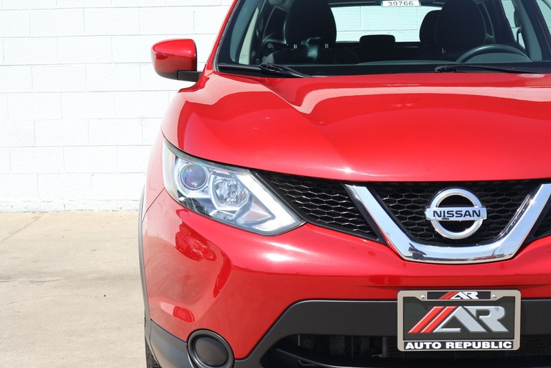 Nissan Rogue Sport Vehicle Full-screen Gallery Image 03