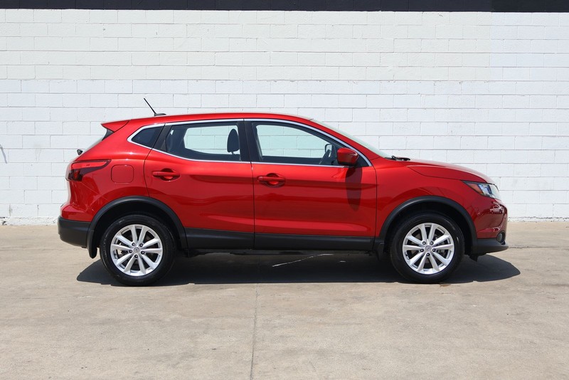 Nissan Rogue Sport Vehicle Full-screen Gallery Image 04