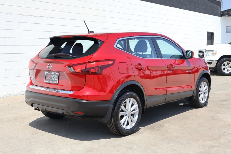 Nissan Rogue Sport Vehicle Full-screen Gallery Image 05