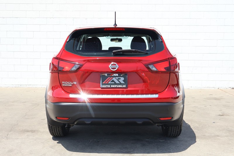 Nissan Rogue Sport Vehicle Full-screen Gallery Image 06