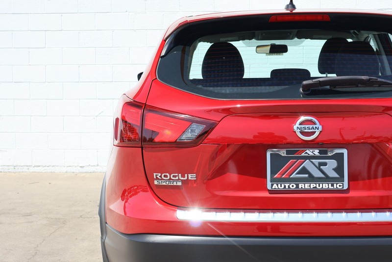 Nissan Rogue Sport Vehicle Full-screen Gallery Image 07