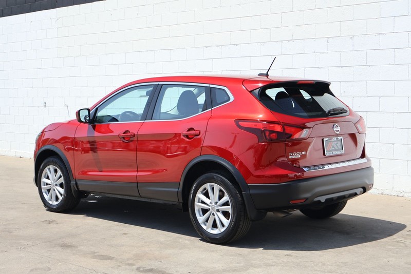 Nissan Rogue Sport Vehicle Full-screen Gallery Image 09