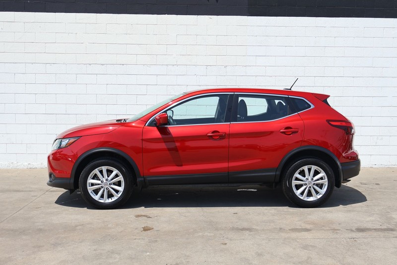 Nissan Rogue Sport Vehicle Full-screen Gallery Image 10