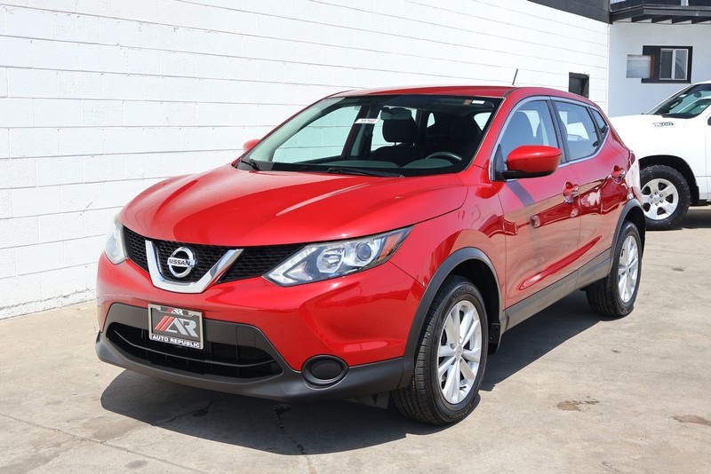 Nissan Rogue Sport Vehicle Full-screen Gallery Image 11