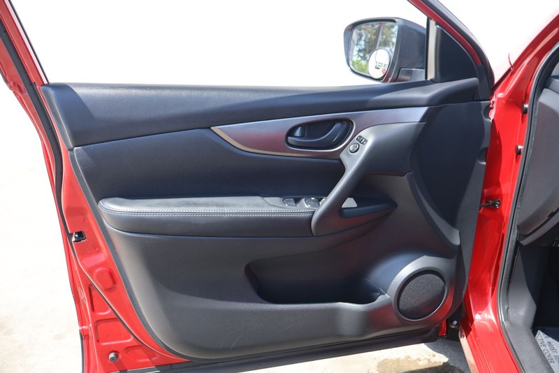 Nissan Rogue Sport Vehicle Full-screen Gallery Image 14