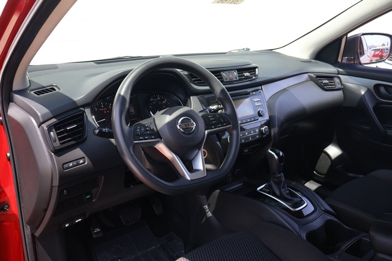 Nissan Rogue Sport Vehicle Full-screen Gallery Image 15