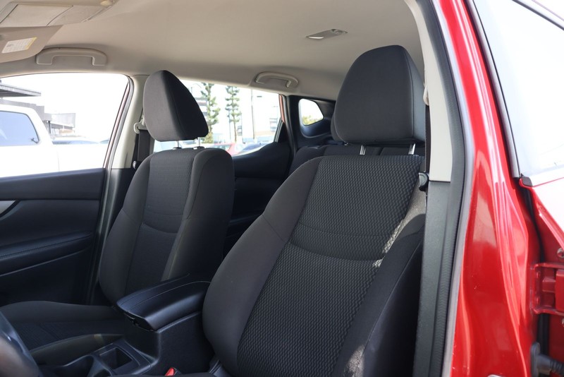 Nissan Rogue Sport Vehicle Full-screen Gallery Image 16
