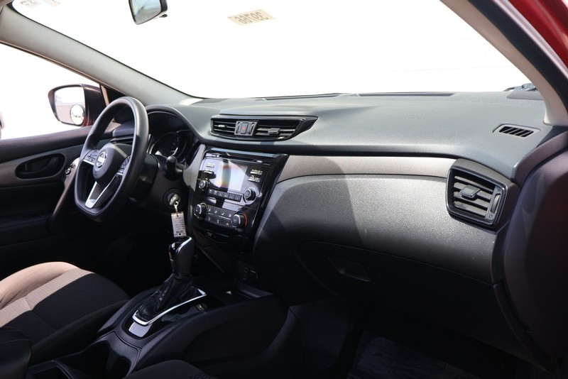 Nissan Rogue Sport Vehicle Full-screen Gallery Image 18