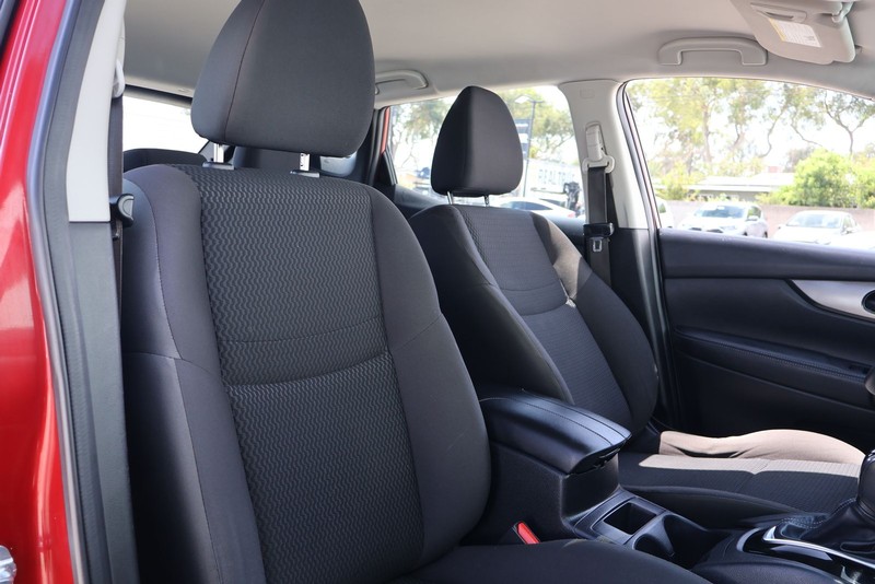 Nissan Rogue Sport Vehicle Full-screen Gallery Image 19