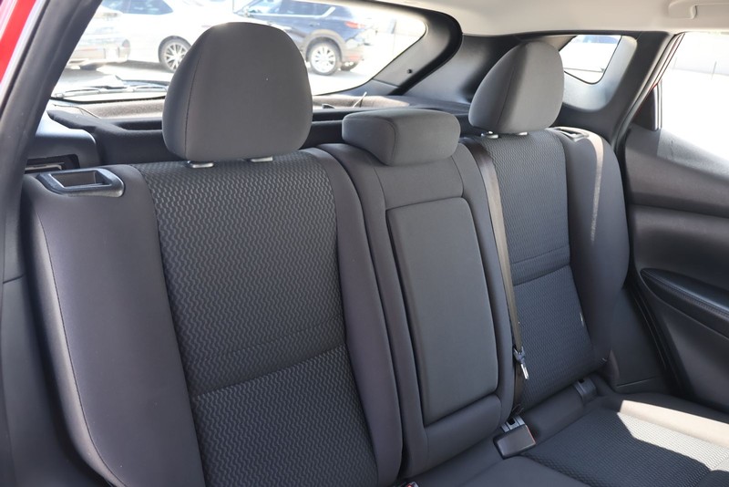 Nissan Rogue Sport Vehicle Full-screen Gallery Image 20