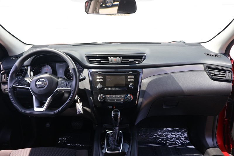 Nissan Rogue Sport Vehicle Full-screen Gallery Image 21