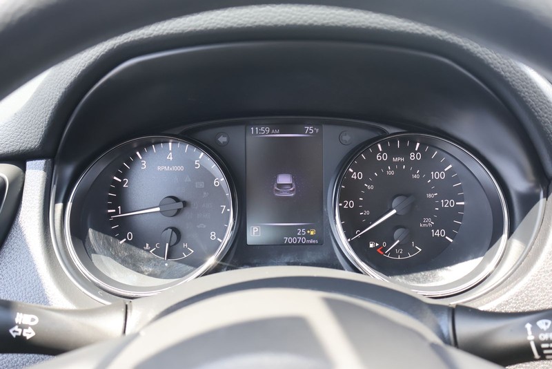 Nissan Rogue Sport Vehicle Full-screen Gallery Image 22