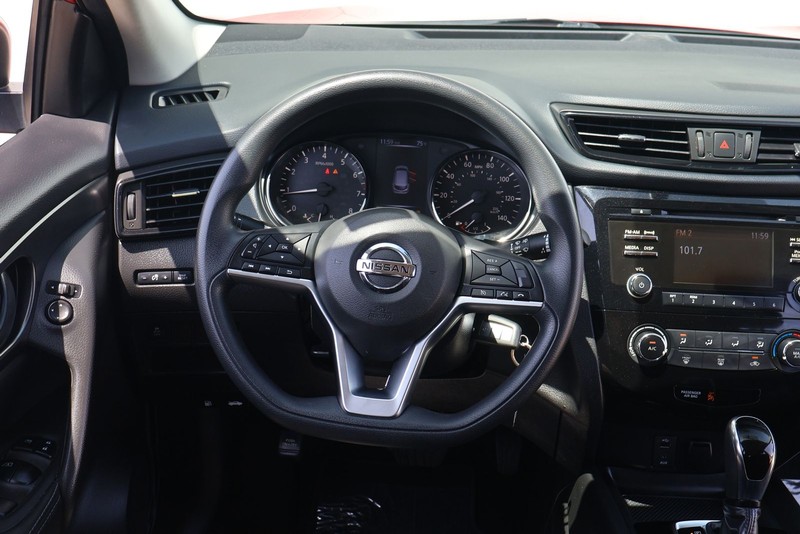 Nissan Rogue Sport Vehicle Full-screen Gallery Image 23
