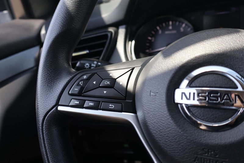 Nissan Rogue Sport Vehicle Full-screen Gallery Image 24