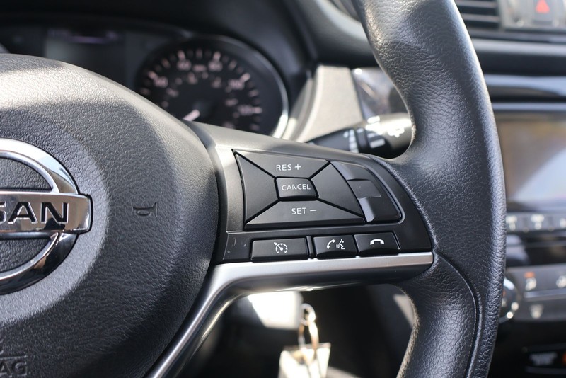 Nissan Rogue Sport Vehicle Full-screen Gallery Image 25