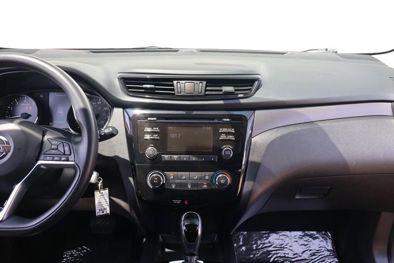 Nissan Rogue Sport Vehicle Full-screen Gallery Image 26