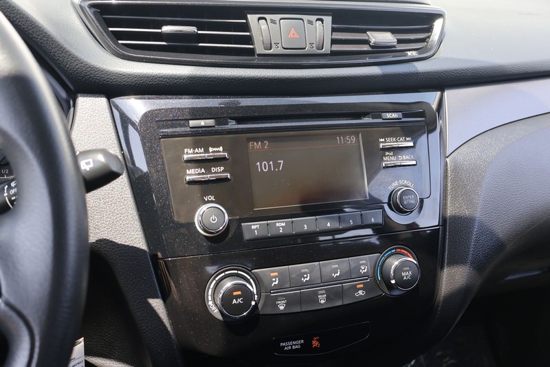 Nissan Rogue Sport Vehicle Full-screen Gallery Image 27