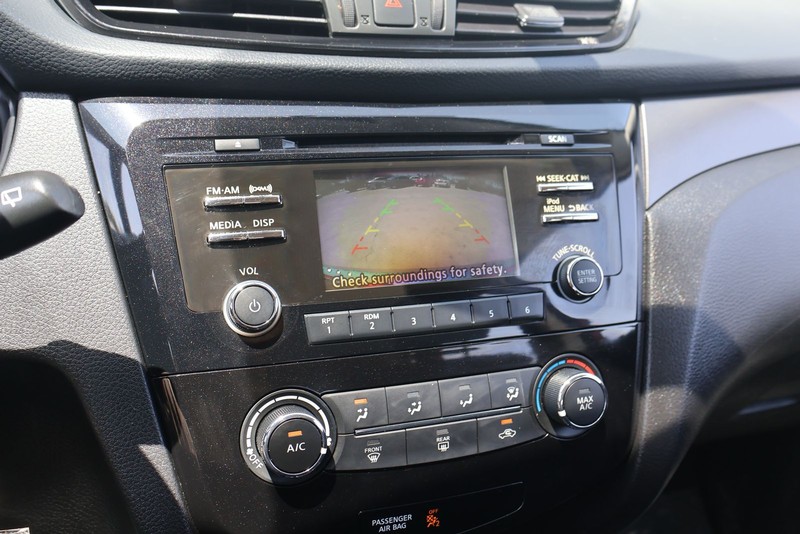 Nissan Rogue Sport Vehicle Full-screen Gallery Image 28